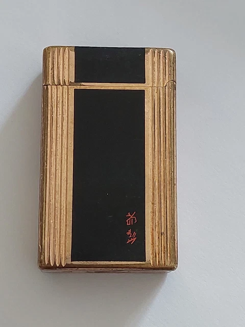 Briquet Dupont. Série Orientale. Plaqué Or Et Laqué. Vers 1960.