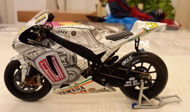 Minichamps Yamaha YZR-M1 V. Rossi MotoGP Valencia 2007 Paddock 1/12 122073176