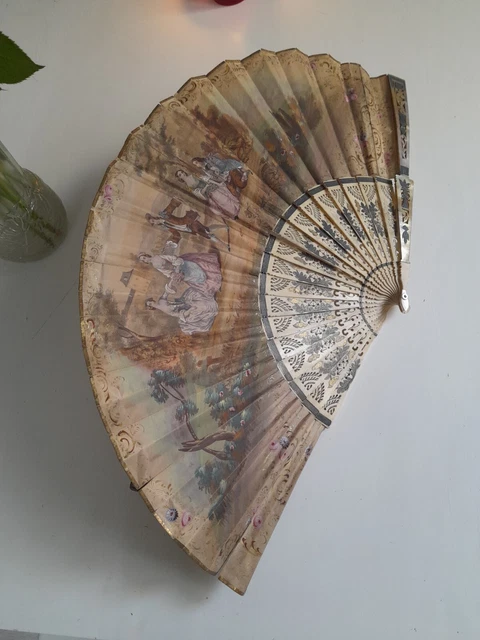 Éventail Antique De Dame En Nacre Taillée Et Papier Lithographié Peint - Espagne XIXe Siècle | Objet D'art Populaire Occasion Abîmé