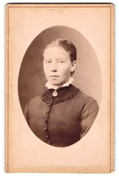 Fotografie Wilh. Mayer, Esslingen, Kronenstr. 14, Portrait junge Frau mit Brosc