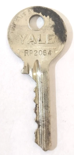 Bloqueo de repuesto de 2" vintage Yale Key RP2064 A RIFKIN Co Wilkes-Barre PA Appx