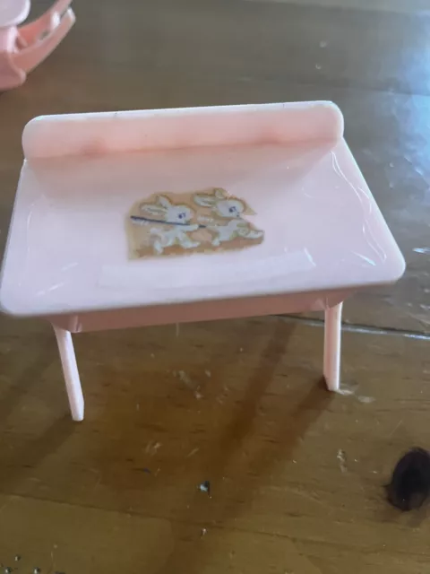 Vintage Renwal Pink Dolly's Dollhouse Furniture Baby Room Nursery Bath Bassinet