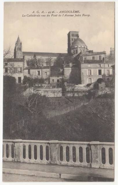 CPA 16 ANGOULEME La Cathédrale vue du Pont et l’Avenue Jules Ferry