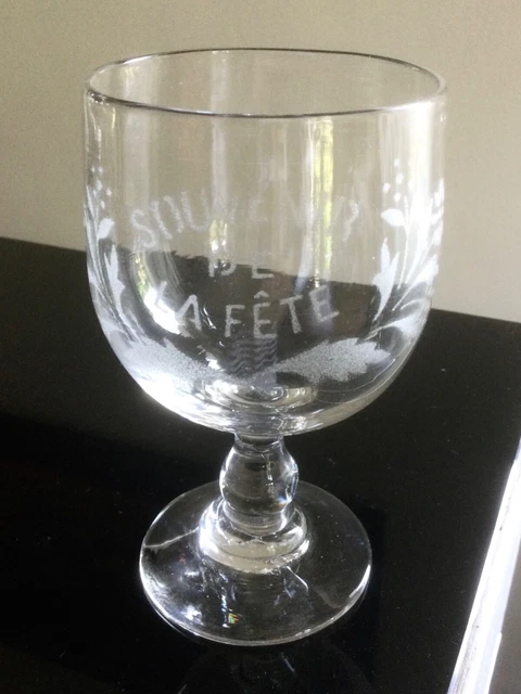 1 Ancien Verre À Pied Verre Soufflé Gravé « Souvenir De La Fête «  Xixè