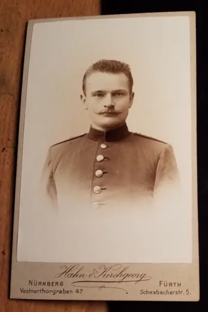 Soldat mit Bart in Uniform / CDV Hahn & Kirchgeorg Nürnberg Fürth