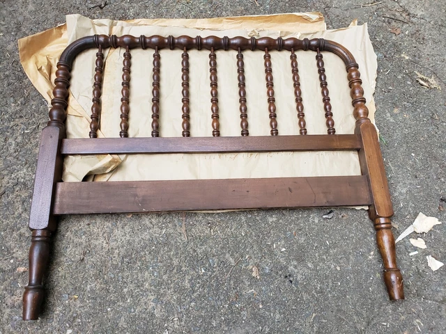Antique Jenny Lind Spindle Bed (Twin size)
