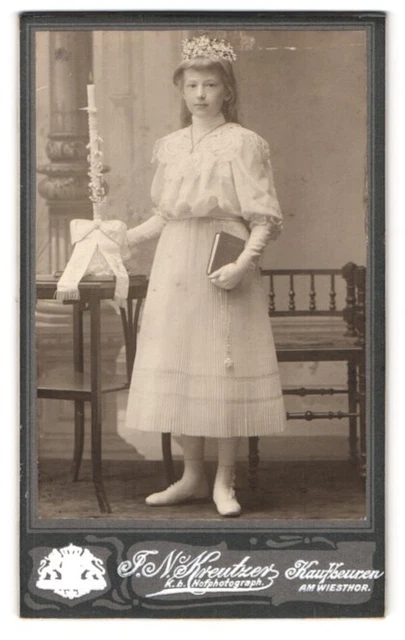 Fotografie J. N. Kreutzer, Kaufbeuren, Am Wiesthor, Mädchen mit Kerze & Bibel f