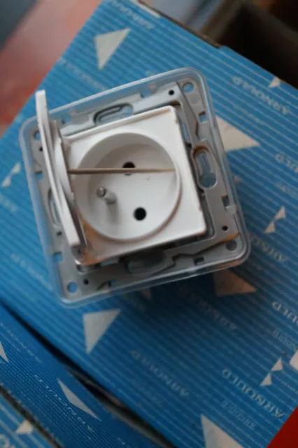 Legrand Niloé  prise 2P+T avec clapet 664748 neuf