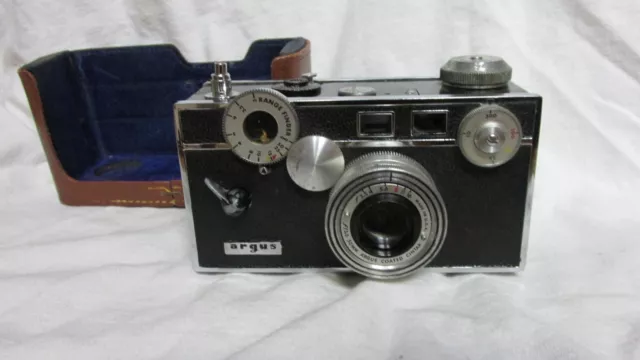 VINTAGE 1950s ARGUS C3 CAMERA w/ HALF CASE WORKS!!