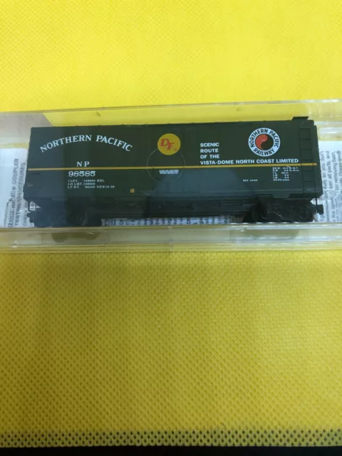 N Scale Micro Trains MTL 21210 NP Northern Pacific 40' Plug Door Box Car #98585