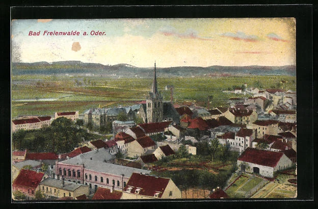 AK Bad Freienwalde a. Oder, Ortsansicht mit Landschaft aus der Vogelschau