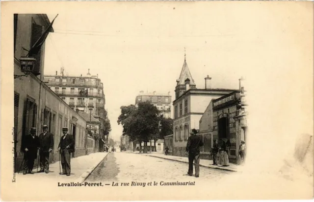 CPA LEVALLOIS-PERRET - La rue Rivay et le Commissariat (986971)