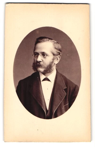 Fotografie L. Haase & Comp, Berlin, Unter den Linden 62-63, Portrait Herr im An