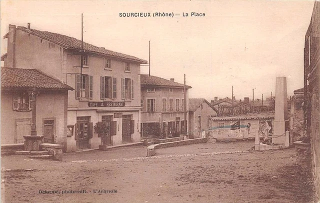 CPA 83 GONFARON PLACE DE L'EGLISE (cliché pas courant EUR 13,00 - FR