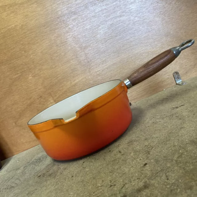 ancienne casserole avec bec verseur cousance n 20 (le Creuset)