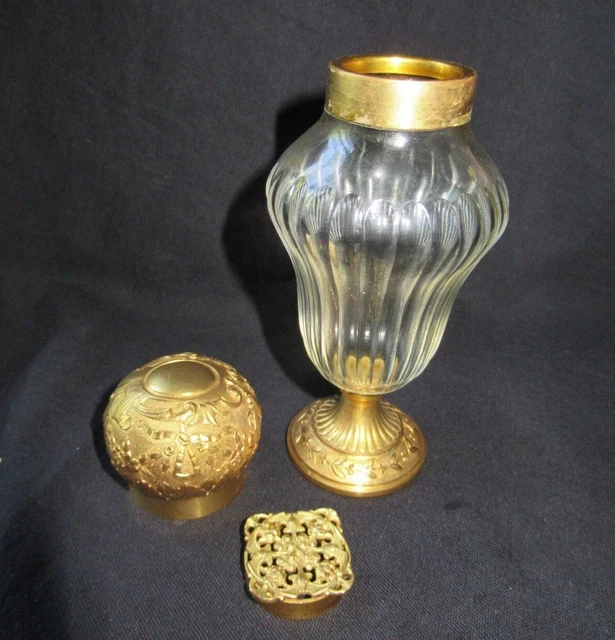 TRES JOLIE ET TRES ANCIENNE SAUPOUDREUSE DE MARQUE CHRISTOFLE EN METAL ARGENTE