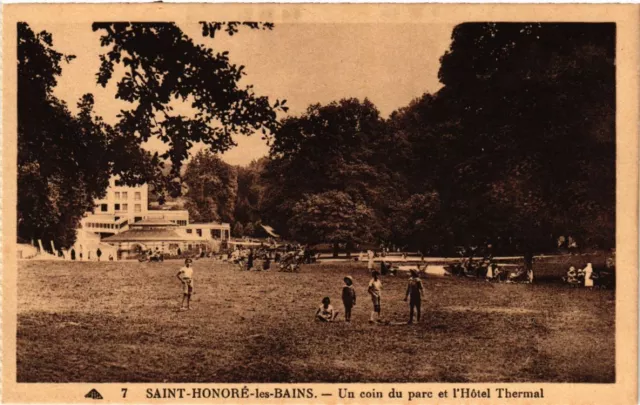 CPA St-HONORÉ-les-BAINS - Un coin du parc et l'Hotel Thermal (456768)