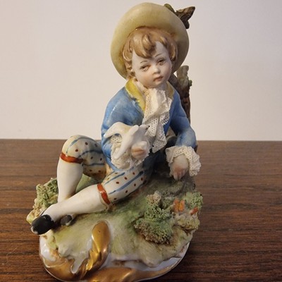 Antica statuina ceramica Capodimonte ragazzo con cravatta su base di legno 