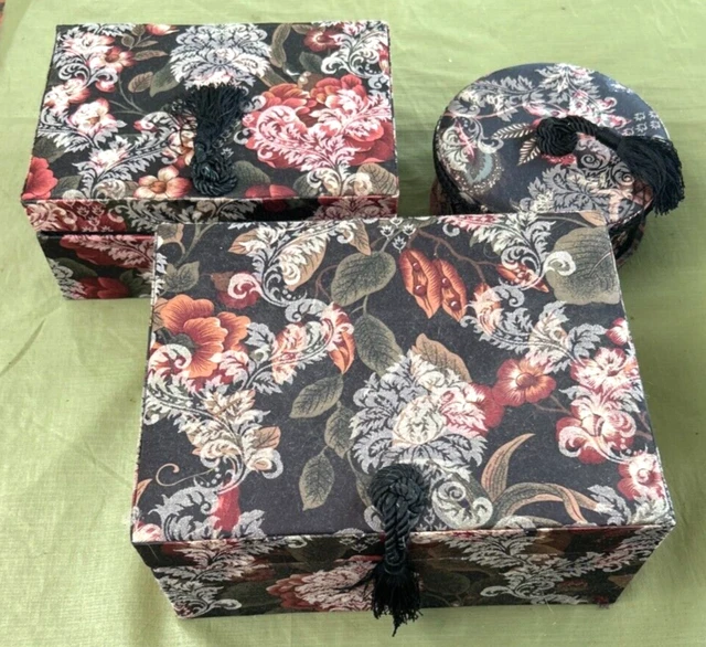 Juego de 3 cajas de anidación - 2 rectángulos - 1 redondo - tela floral con cordón de nudo negro