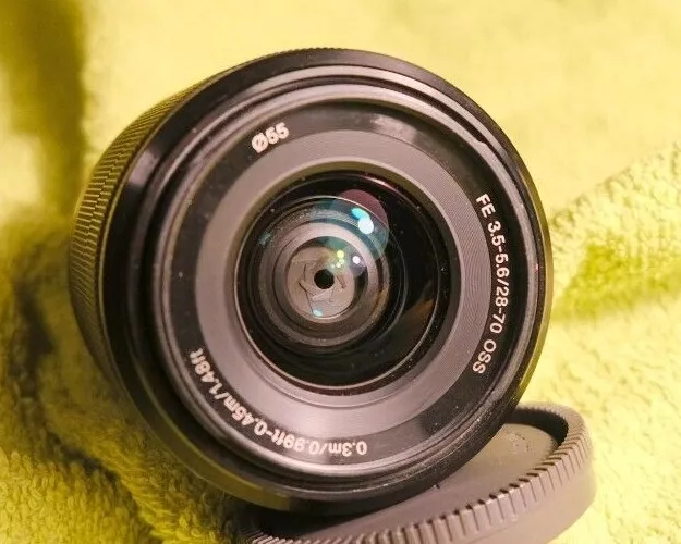 Sony Alpha SEL2870 28-70 mm F/3.5-5.6 IS AF OSS FE Objektiv Vollformat Zoom top
