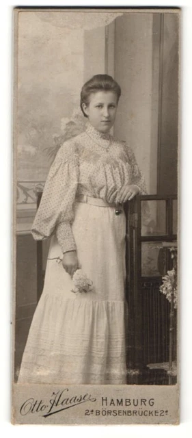 Fotografie Otto Haase, Hamburg, Portrait junge Frau in weißem Rock mit Blumen i