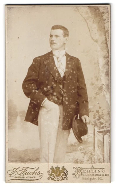 Fotografie J. Fuchs, Berlin, Friedrichstr. 108, Portrait stattlicher junger Man