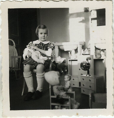 Photo Ancienne - Vintage Snapshot - Enfant Poupée Poupon Jouet Dinette - Doll