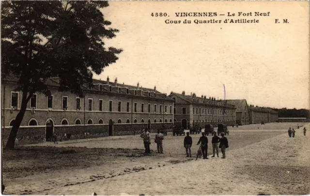 CPA AK Vincennes Le Fort Neuf, Cour du Quartier d'Artillerie FRANCE (1283262)