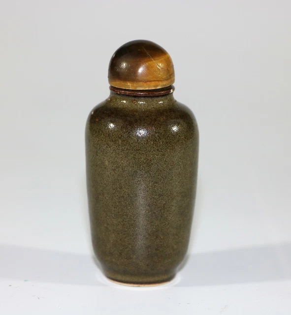 A 18Th/19TH CENTURY CHINESE TEA DUST-GLAZED ROUND PORCELAIN SNUFF BOTTLE 957C5