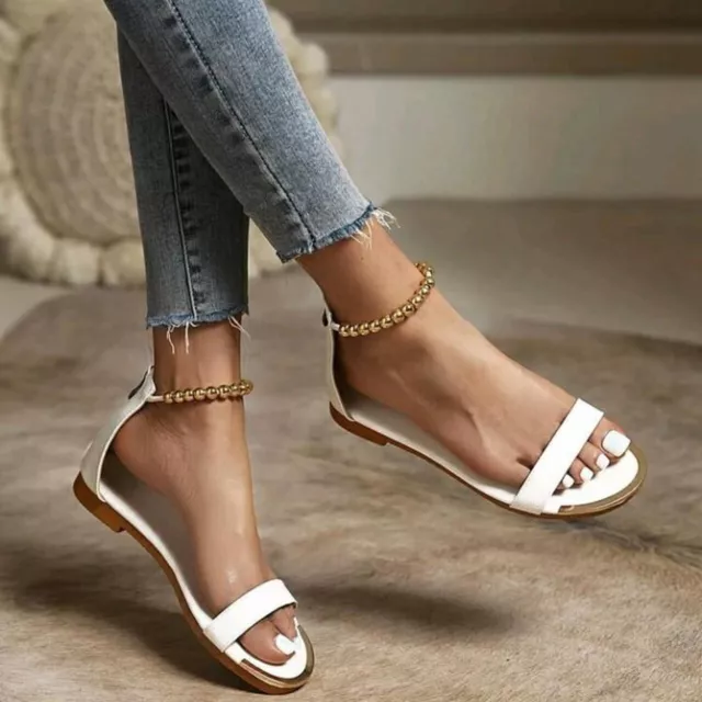 Sandali bassi bianchi con filo di perle oro sulla caviglia chiusura con zip 36