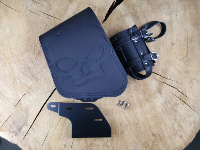 Road Skull Schwarz mit Schwingenhalter passend für Harley Street Bob Dyna Tasche