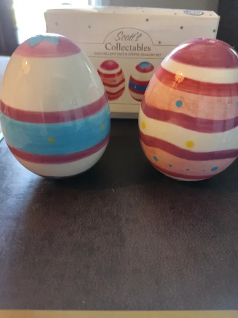 Scott's Collectibles Egg-cellent Salt & Pepper Shakers Set
