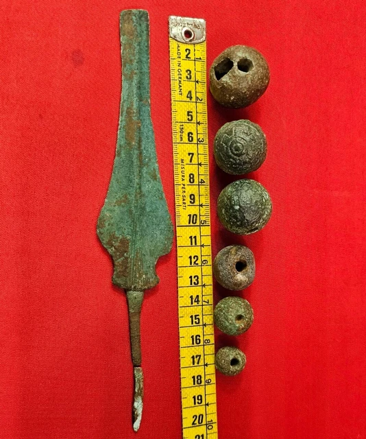 Antigua punta de lanza y cuentas de bronce Romanas