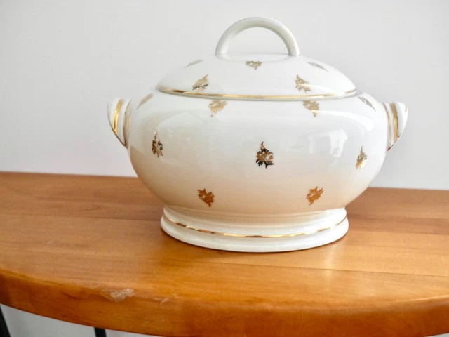 Soupière en porcelaine de Limoges de couleur crème. 