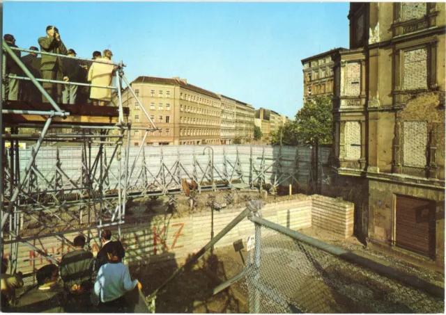 AK BERLIN Blick ü. d. Mauer Bernauer Straße, zugemauerte Häuser, Gerüst 60er