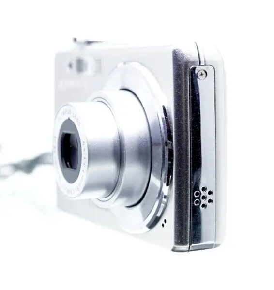 DIGITAL CAMERA - Olympus FE-230 Compact Camera 7 MP 3X Optical Zoom 2.5 in LCD