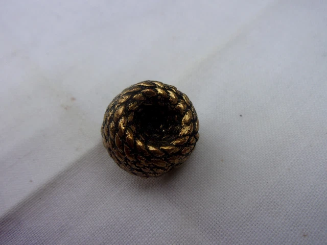 1 ancien bouton métal cuivre ciselé martelé  doré en forme de nid 2