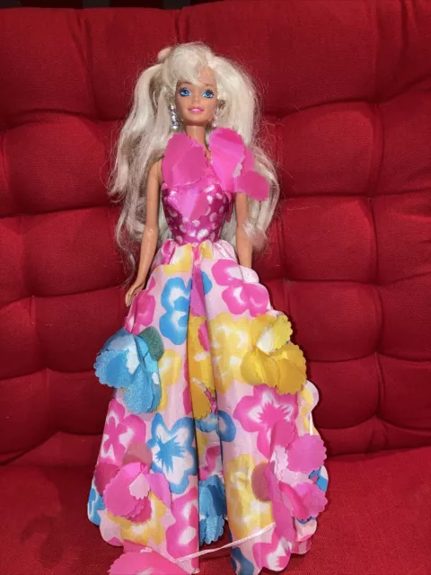 Une Poupée Barbie Avec Des Fleurs Roses Sur La Tête