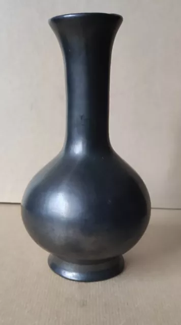 Très beau vase en céramique noire signature  à identifier  circa  1950 2