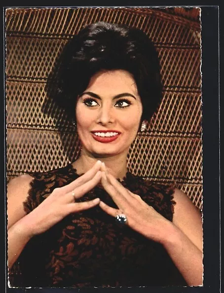 AK Schauspielerin Sophia Loren im bestickten Kleid mit elegantem Ohr- und Finge