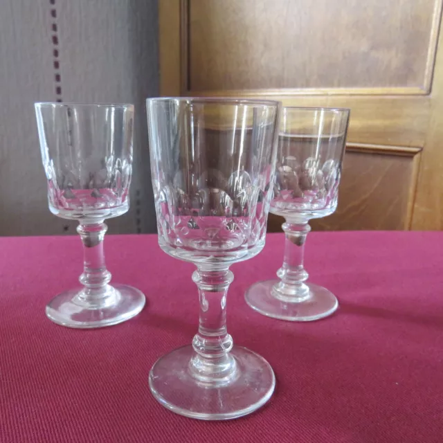 3 verres à porto ou a liqueur en cristal de  baccarat modèle écaille  H 8,5 cm