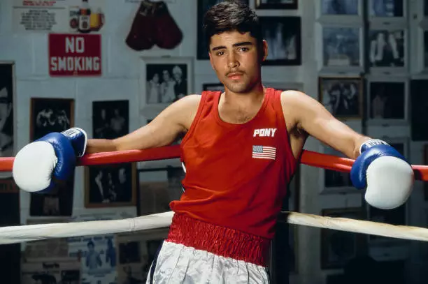 Boxer Oscar De La Hoya USA poses for photograph during a training - Old Photo 7