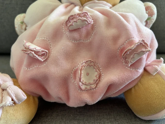 Doudou boule KALOU Ours rose grelot avec bonnet et fleurs brodées 3