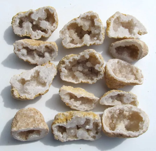 4-5 halbe Quarz Geoden, je ca. 5 bis 7 cm, zusammen ca. 200 g. (G40s)