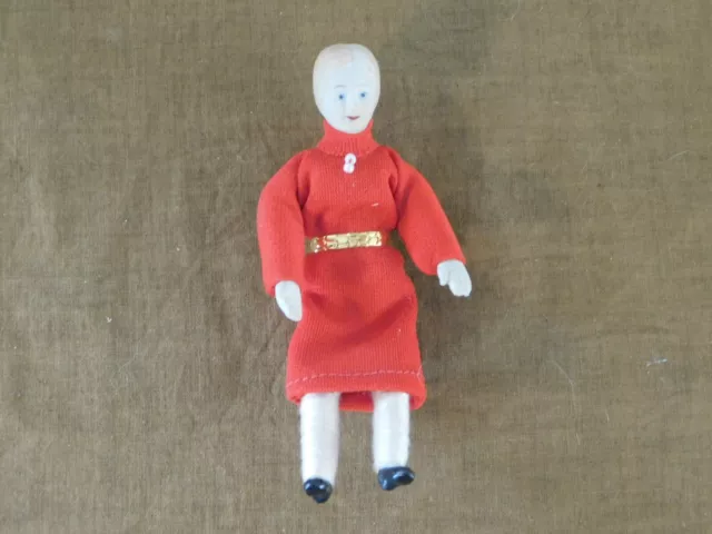 Kleine Biskuitporzellan Porzellan Puppe mit rotem Kleid!
