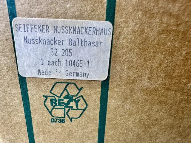 Seiffener Nussknackerhaus Balthasar King w/Urn Made in Germany - VTG NUTCRACKER 3