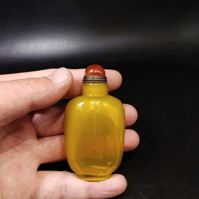 Exquisite Chinese Collector's Grade Lucite Chicken Oil Yellow Snuff Bottle