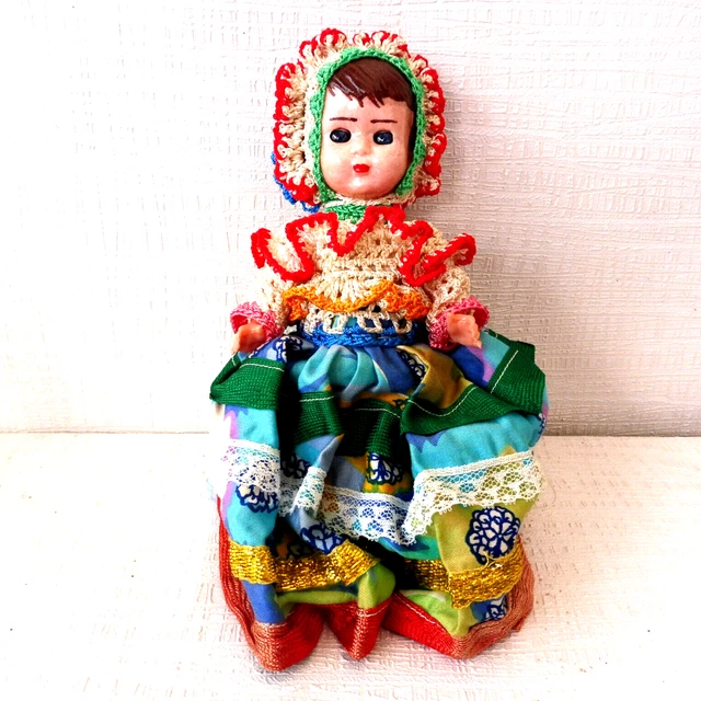 DOLL POUPEE FOLKLORIQUE REGIONALE  21 cm  ELLE FERME LES YEUX PLUS DE JAMBES
