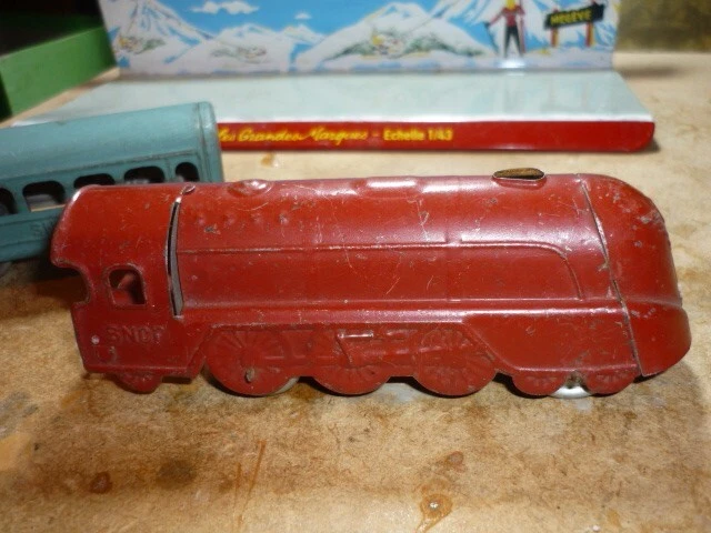 Ancien jouet train en bois 1 loco 2 wagons - Label Emmaüs