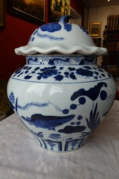 Pot couvert porcelaine de Chine céladon décor plantes et poissons